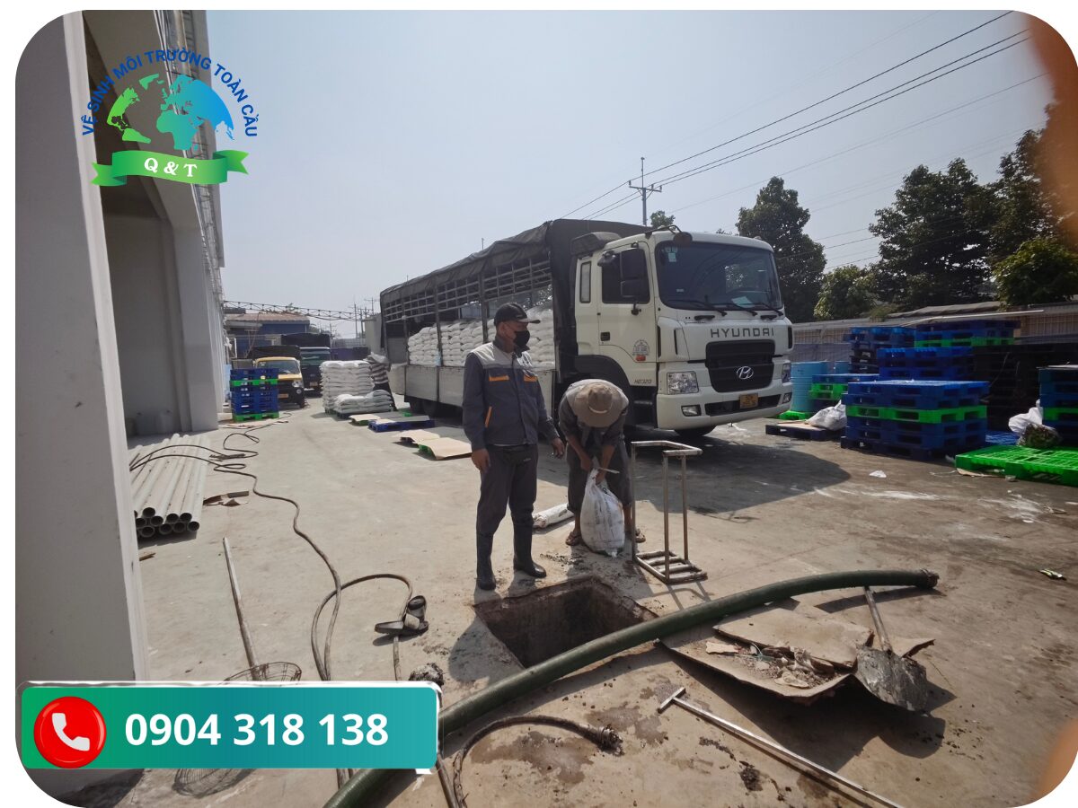 (Hình ảnh minh họa: Thợ Quyết Thắng đang kiểm tra bồn cầu bị nghẹt nặng tại nhà dân ở Củ Chi)