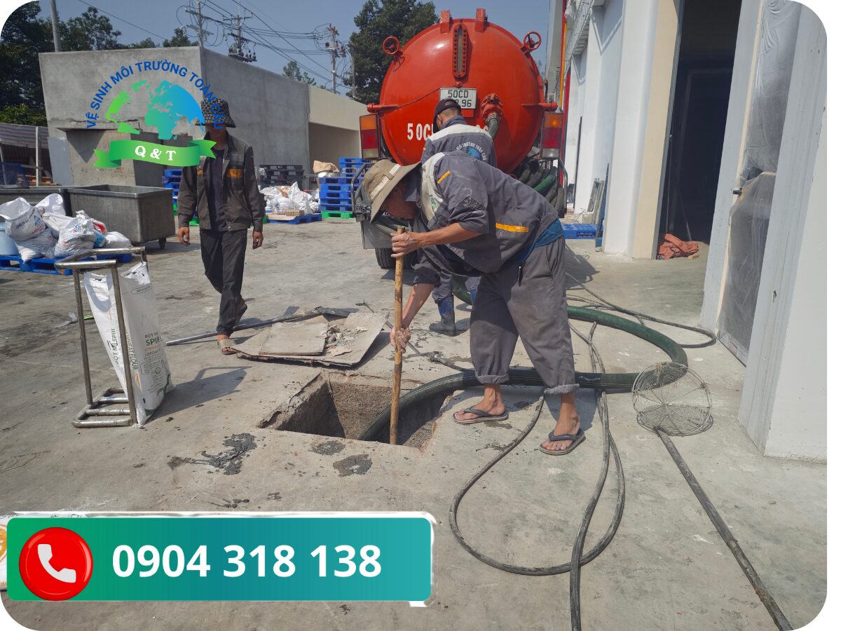 (Ảnh minh họa: Kỹ thuật viên đang thi công thông bồn cầu bằng máy lò xo tại phường 12, Gò Vấp)