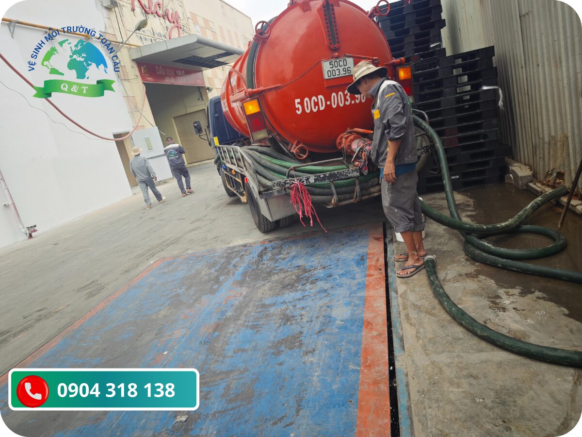 (Ảnh thi công thực tế tại công trình: Xe hút Quyết Thắng đỗ tại gia đình, thợ đang kiểm tra kỹ lưỡng đáy bể sạch bóng)