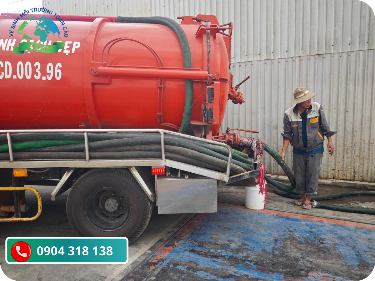 Hình ảnh thực tế thợ vận hành máy hút sạch sẽ, đảm bảo vệ sinh môi trường