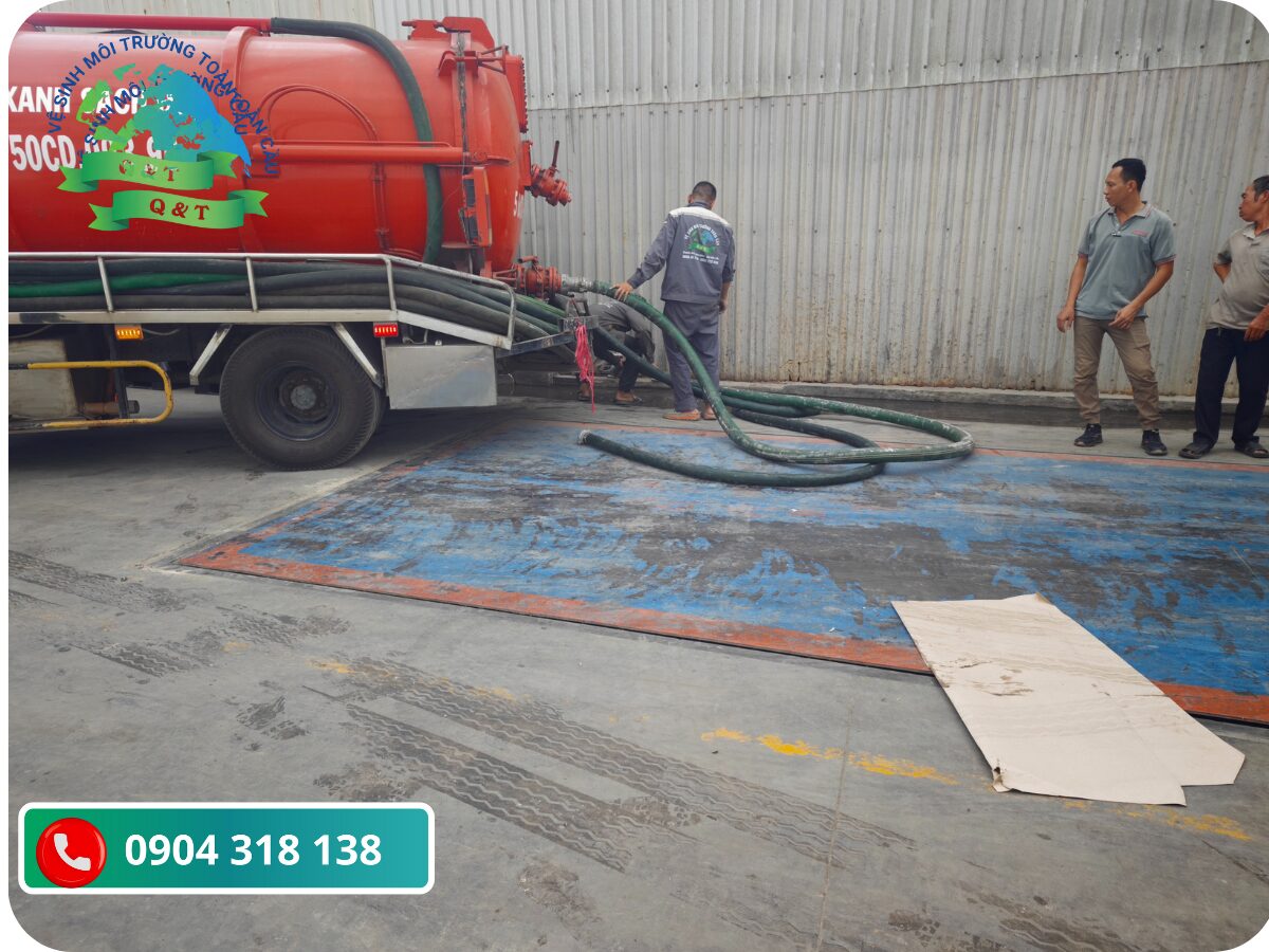 (Hình ảnh thực tế: Đội ngũ Quyết Thắng đang thi công tại TP Yên Bái bằng xe hút đời mới nhất)