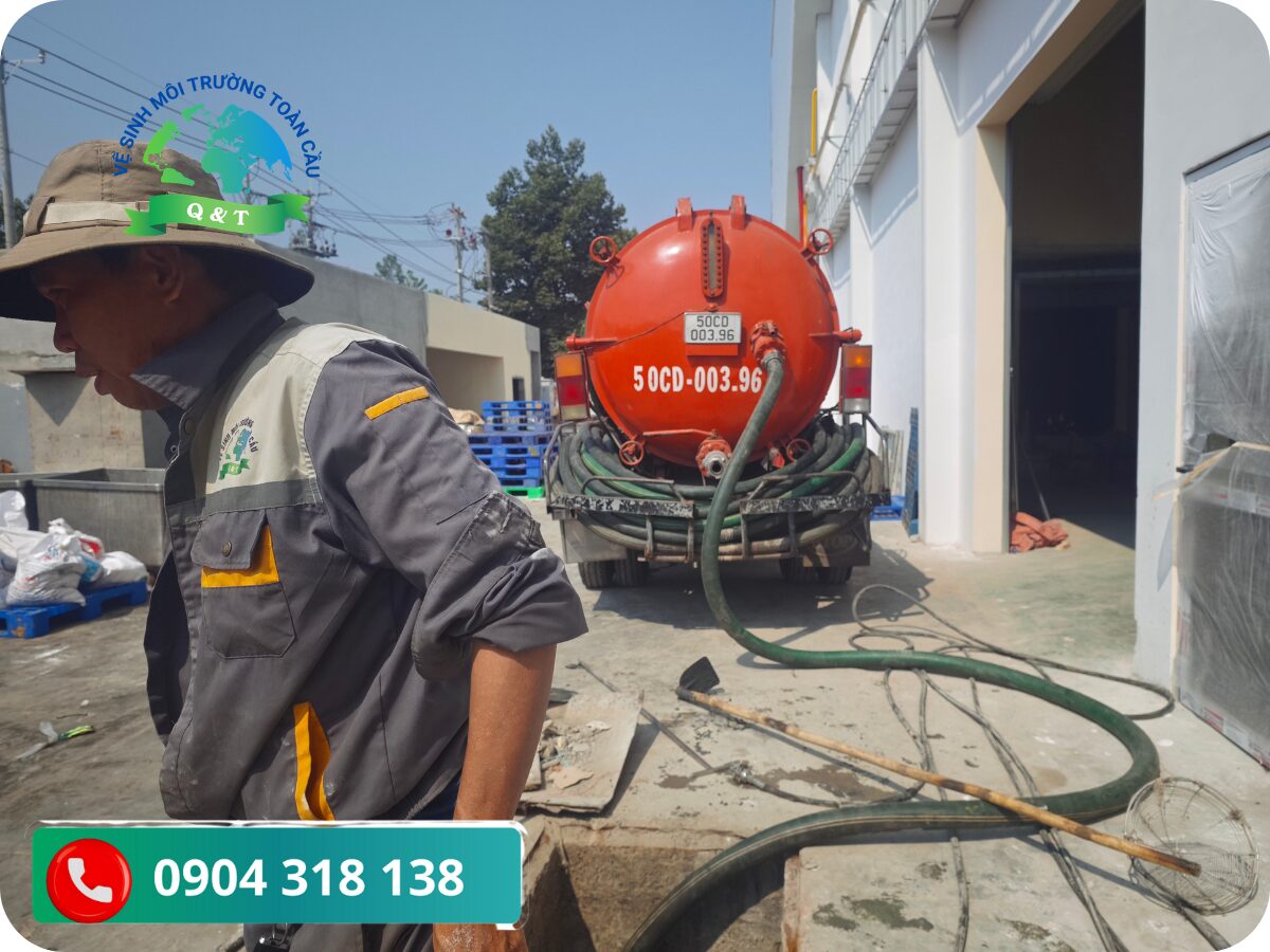 Ảnh: Kỹ thuật viên Quyết Thắng thi công xử lý bồn cầu nghẹt tại thị trấn Cần Thạnh.