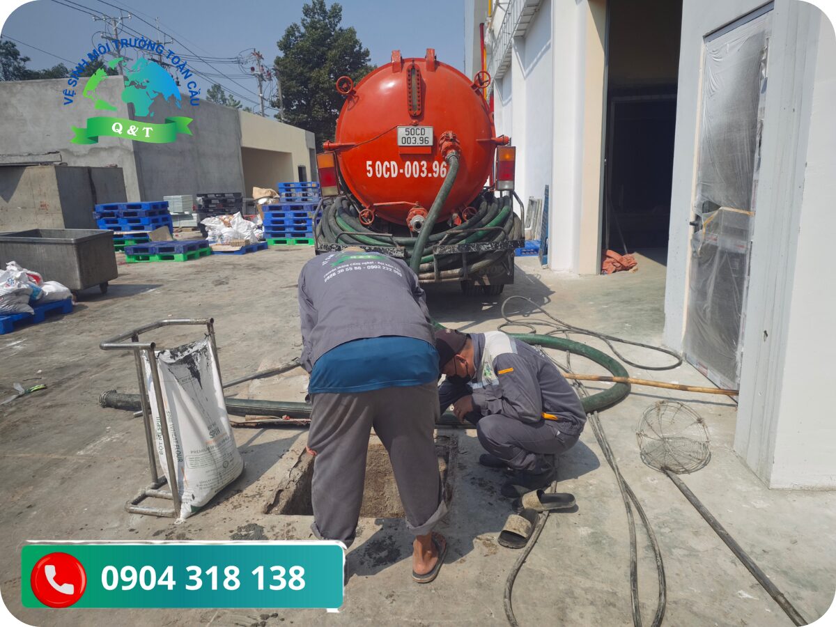 Hình ảnh thợ đang vận hành máy móc chuyên dụng và xử lý sạch sẽ, triệt để khách hàng hoàn toàn yên tâm