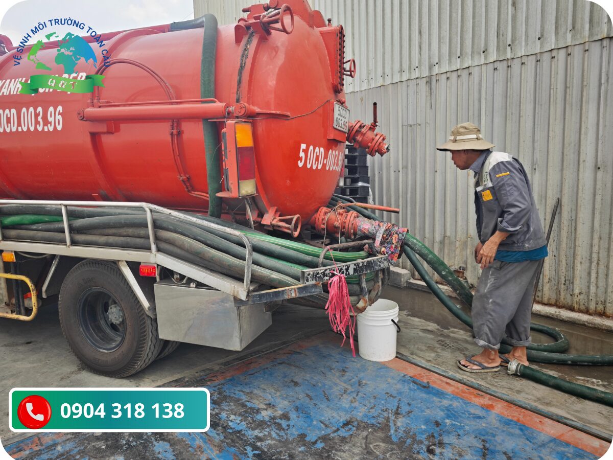 (Hình ảnh thi công thực tế: Xe hút Quyết Thắng đỗ tại gia đình bà con Tuyên Quang, thợ đang kiểm tra kỹ lưỡng hệ thống thoát nước sạch bong)