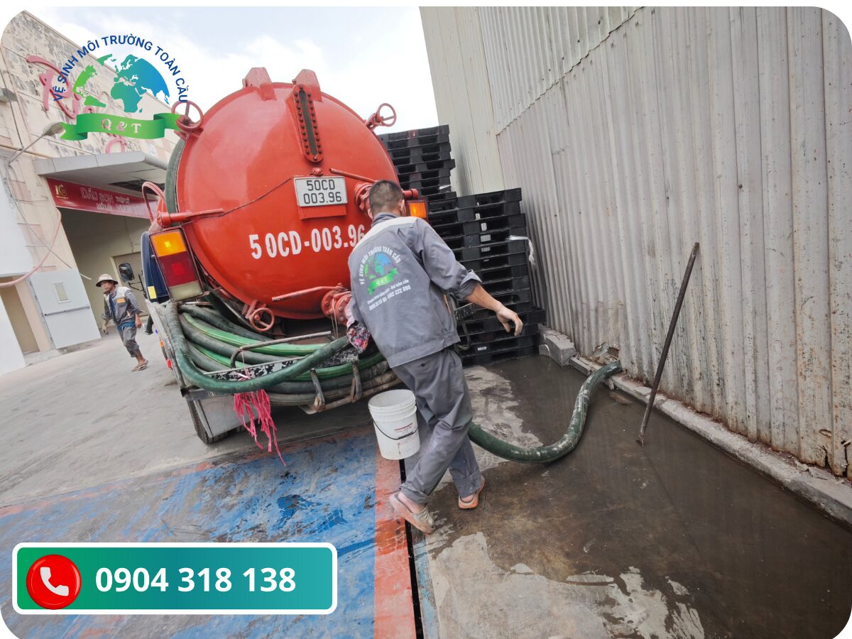 Hình ảnh thợ làm việc chuyên nghiệp, máy móc hiện đại, mặt sàn luôn sạch bóng sau khi hoàn tất 📸