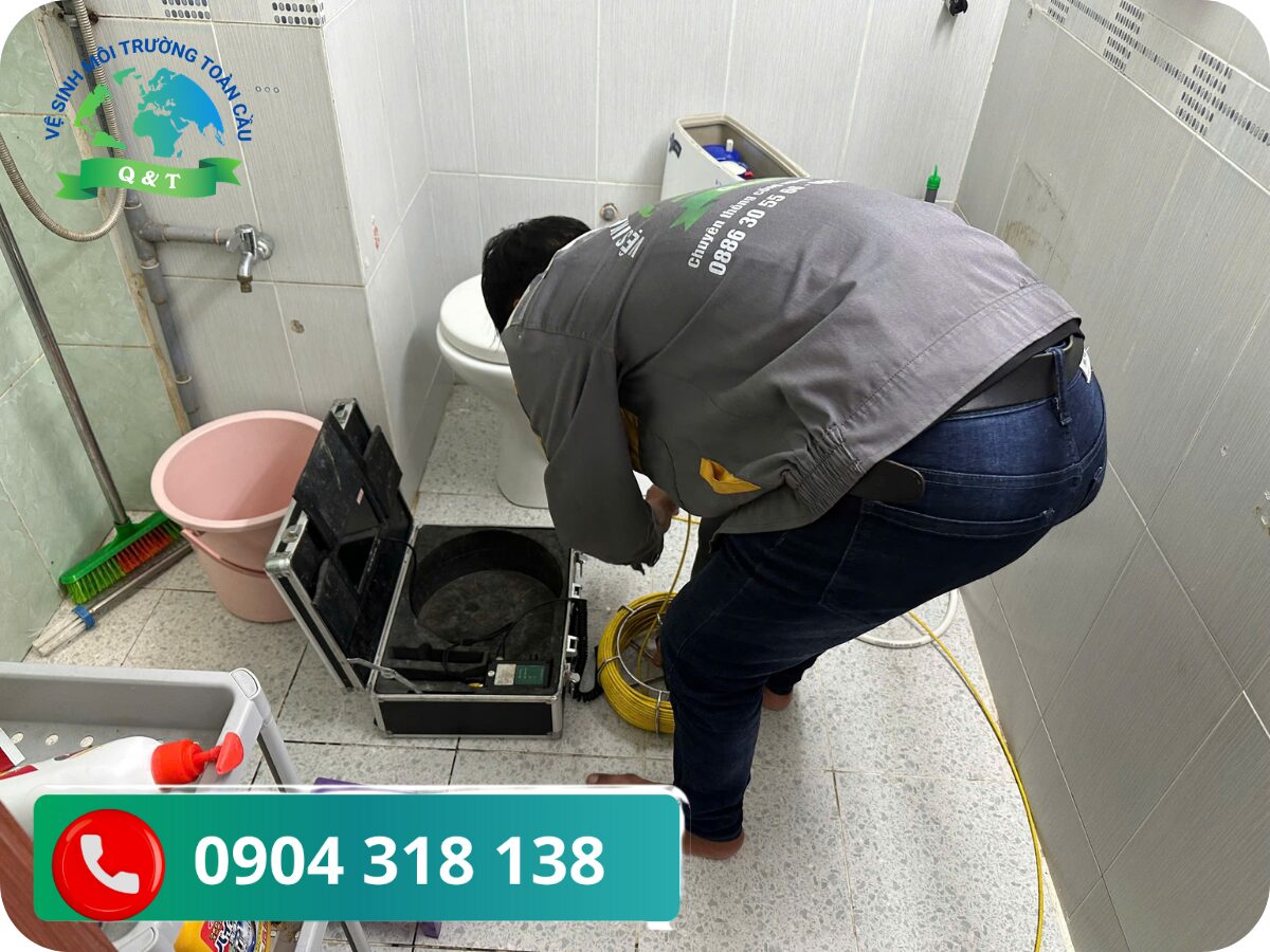 (Hình ảnh thợ kỹ thuật của công ty đang trực tiếp dùng thiết bị dò tìm điểm nghẹt và thi công thực tế tại một hộ gia đình ở phường Anh Dũng)