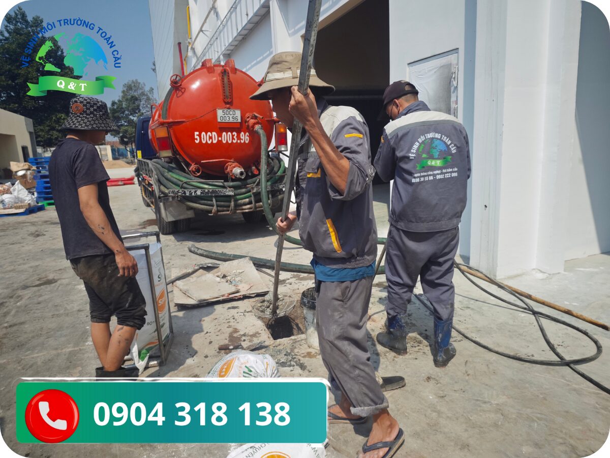 (Hình ảnh thực tế dàn xe bồn của hutcong.com đang phục vụ tại các hộ dân Cần Giuộc. Nhân viên mặc đồng phục chuyên nghiệp, thao tác cẩn thận, thiết bị xe mới sạch sẽ, tạo lòng tin tuyệt đối cho khách hàng)