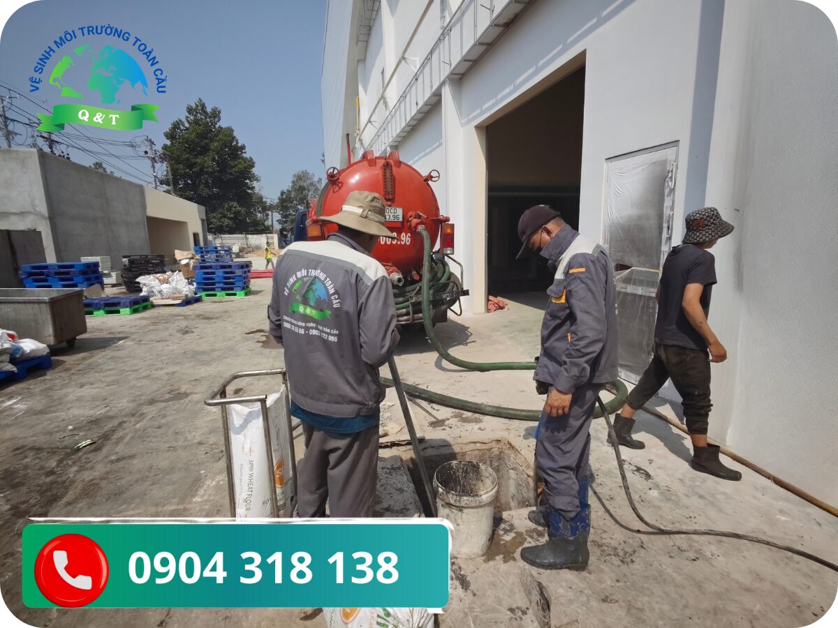Đội ngũ kỹ thuật viên tay nghề cao đang kiểm tra đường ống thoát nước.