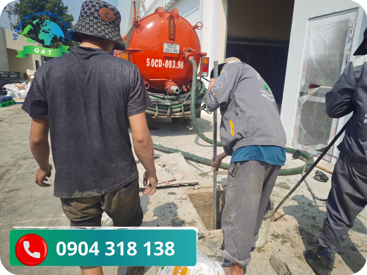 (Hình ảnh thợ kỹ thuật Quyết Thắng đang sử dụng máy chuyên dụng thông mỡ tại một khu công nghiệp TP Bắc Giang)