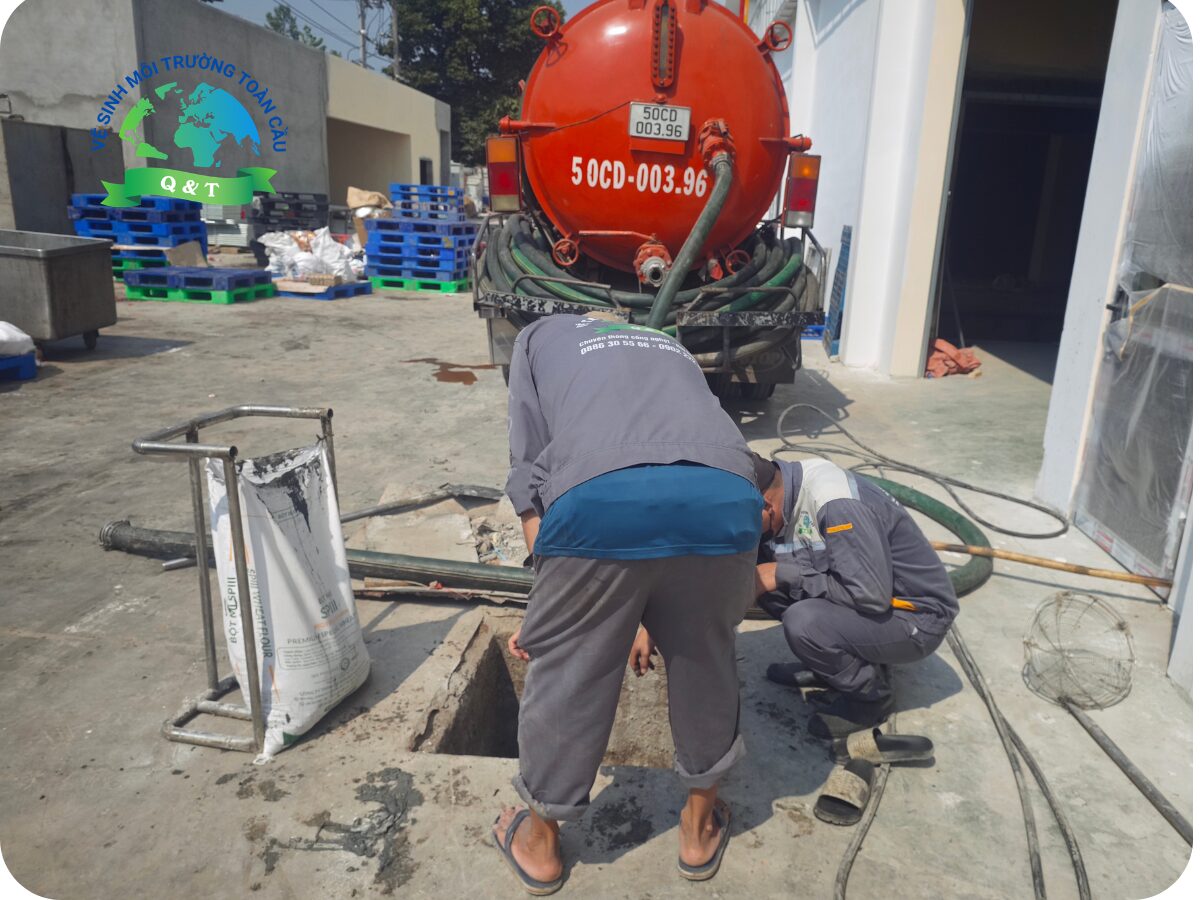 (Ảnh: Đội xe hút bể phốt, thông cống áp lực cao hiện đại của Quyết Thắng)