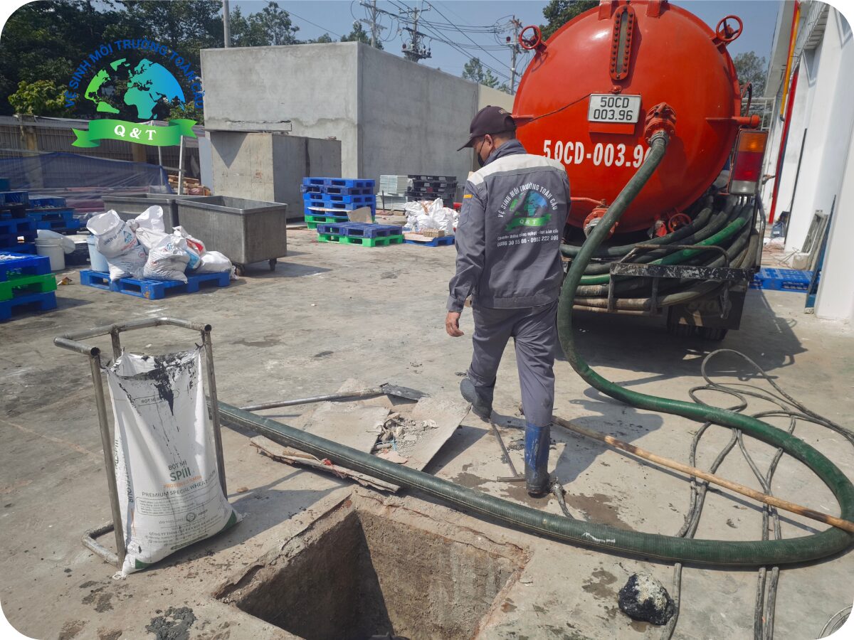 (Hình ảnh: Thợ kỹ thuật đang xử lý cống thoát sàn tại TP Ninh Bình)