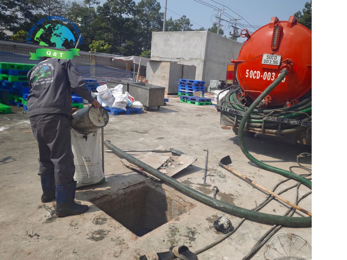 Hình ảnh thợ Môi Trường Quyết Thắng đang xử lý cống tại một hộ dân ở Đông Hưng