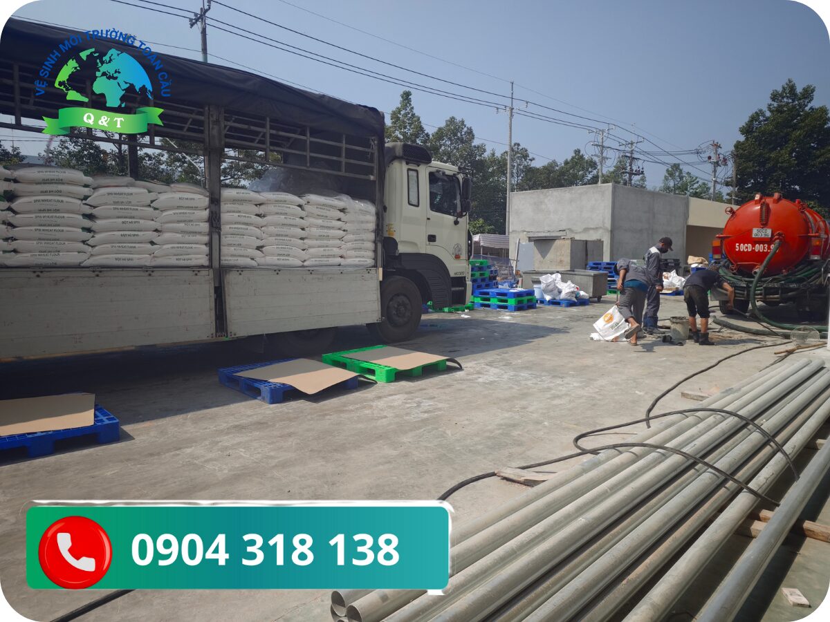 (Ảnh: Kỹ thuật viên Quyết Thắng đang tỉ mỉ sử dụng máy móc chuyên dụng tại một hộ dân TP Tuyên Quang)