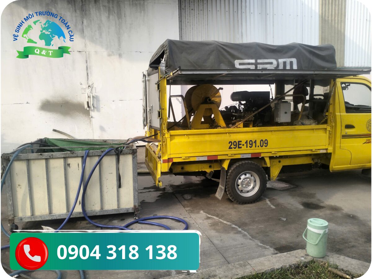 (Hình ảnh kỹ thuật viên lành nghề của công ty đang trực tiếp vận hành hệ thống máy móc chuyên dụng để phá dứt điểm mảng mỡ bám tại công trình)
