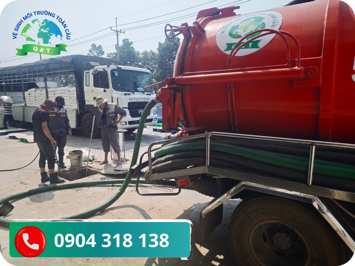 Dàn xe hút chuyên dụng công suất lớn xếp hàng túc trực phục vụ bà con.