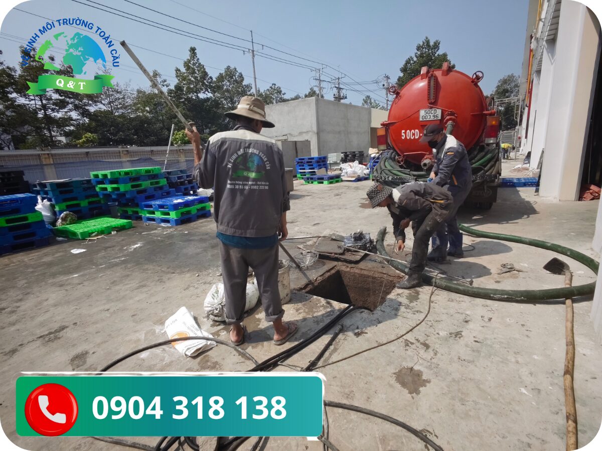 [Hình ảnh hút hầm cầu doanh nghiệp: Dàn xe chuyên dụng hiện đại thi công sạch sẽ tại văn phòng công ty]