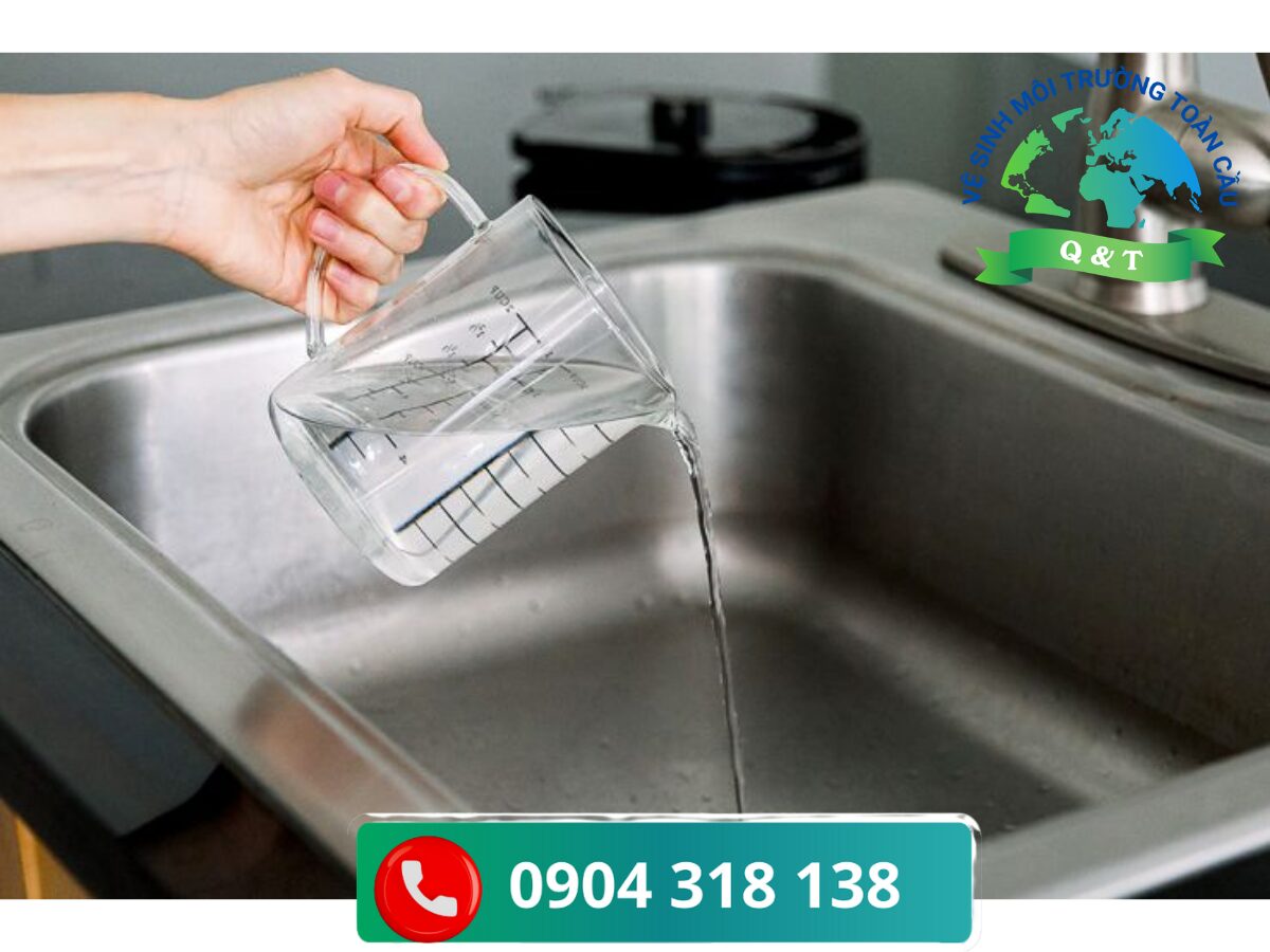 Hướng dẫn thông cống bằng xút và nước nóng