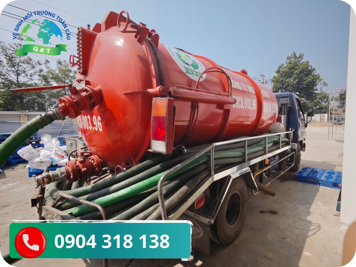 Hình ảnh xe hút hầm cầu chuyên dụng Quyết Thắng đang tác nghiệp tại tuyến phố Ô Môn
