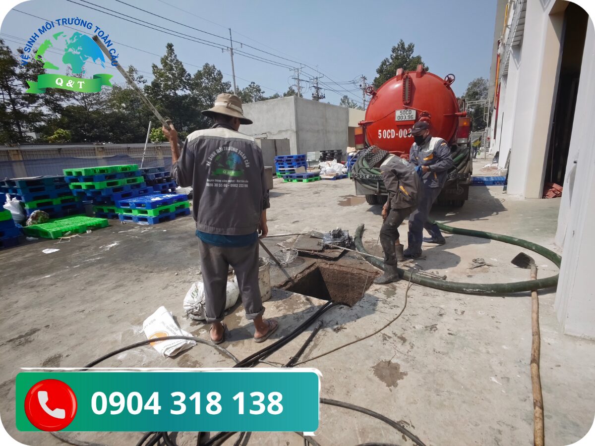 Hut hầm cầu phường Bình Đông